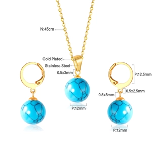 Vue détaillée de l'ensemble de bijoux en acier doré avec perles turquoise de 12 mm