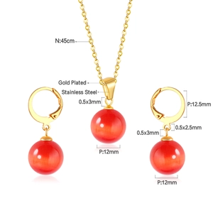 Détails du pendentif œil-de-chat rouge de 12 mm sur chaîne en acier inoxydable plaqué or
