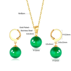 Vue détaillée de la parure bijoux œil de chat vert avec placage or en acier