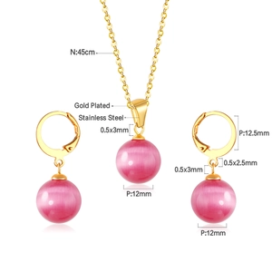 Détail de parure bijoux en acier doré avec pierre œil-de-chat rose et dimensions