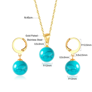 Détail de parure bijoux turquoise ronde avec chaîne 45cm en acier doré