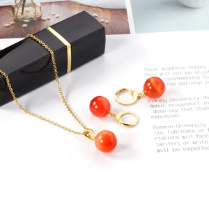 Parure bijoux en pierre oeil de chat rouge avec collier et boucles d'oreilles dorés