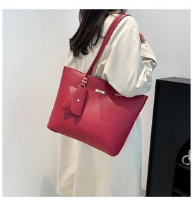 Sac cabas bordeaux avec texture litchi et pochette assortie vue de profil arrière