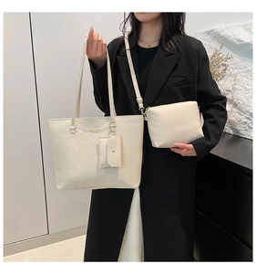 Détail du lot de 3 sacs en cuir crème porté par un mannequin montrant les différentes tailles