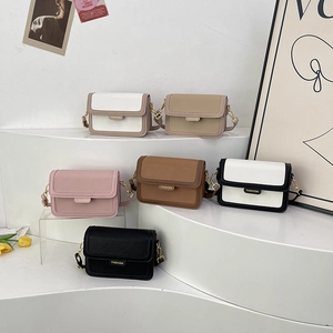 Sacs à bandoulière élégants en plusieurs couleurs avec logo métallique FASHION doré