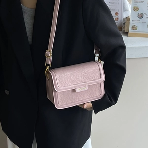 Sac bandoulière rose texture litchi avec plaque métallique dorée FASHION et sangle