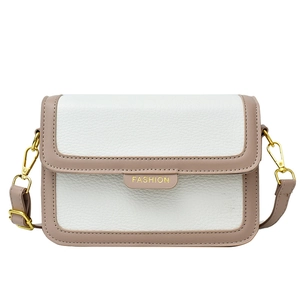 Sac à rabat chic bicolore blanc et rose en cuir avec boucle dorée élégante