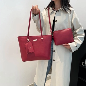 Ensemble 3 pièces de sacs rouges en cuir synthétique porté par un mannequin pour l'échelle