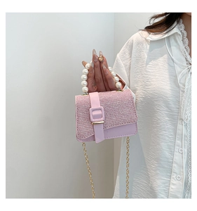 Mini sac à main en tweed rose avec poignée en perles et élégante bandoulière chaîne dorée