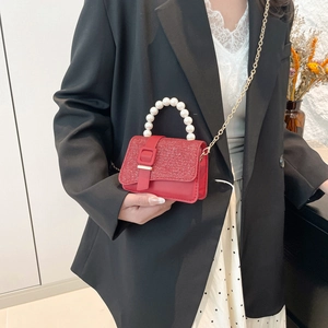 Mini sac à bandoulière rouge avec rabat à paillettes, poignée perle et chaîne dorée
