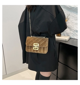 Sac bandoulière en velours marron avec matelassage diagonal et chaîne dorée