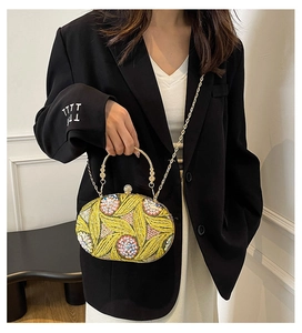 Détail des motifs de fleurs à paillettes et broderies perlées sur le sac de soirée rétro