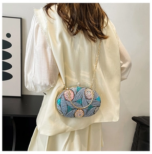 Détail d'un sac de soirée vintage à broderie de paillettes et motifs floraux sur modèle
