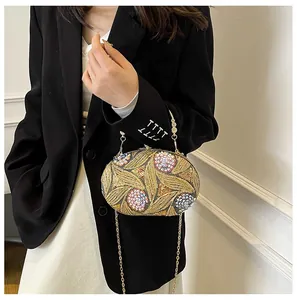 Détail du sac de soirée vintage à paillettes avec broderies florales 3D et chaîne dorée