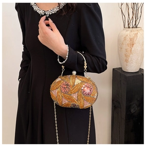 Détail de pochette de soirée à paillettes florales avec poignée dorée et bandoulière