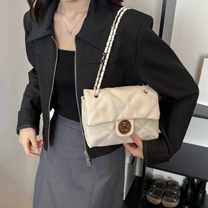 Elegante borsa a tracolla trapuntata crema con catena dorata e fibbia in metallo vintage