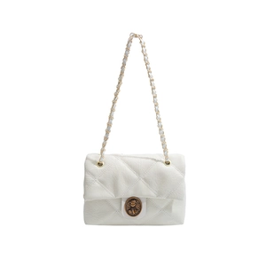 Elegante borsa a tracolla trapuntata bianca con fibbia vintage e catena dorata