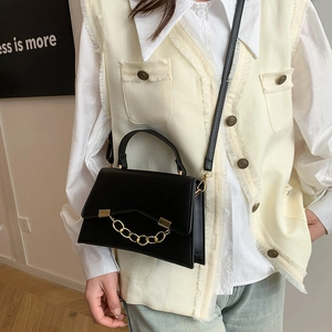 Borsa a tracolla in pelle nera con catena dorata e manico superiore alla moda