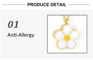 Détail du pendentif fleur dorée avec émail blanc et chaîne métallique anti-allergique