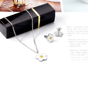 Vue détaillée du collier et des boucles d'oreilles marguerite en argent avec émail