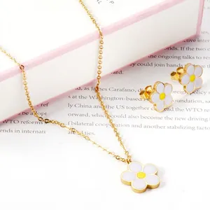 Charmante parure marguerite dorée avec collier à pendentif et boucles d'oreilles assorties