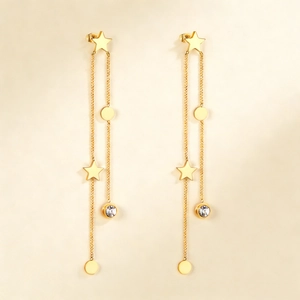Vue détaillée des longues boucles d'oreilles dorées avec étoile et strass brillant