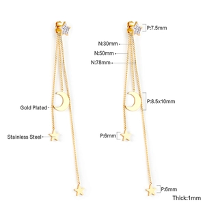 Vue détaillée des boucles d'oreilles en acier doré avec étoile, lune et dimensions