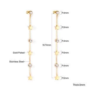 Détail des boucles d'oreilles de 74mm en acier plaqué or avec des étoiles et des strass
