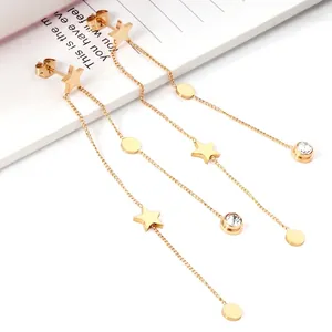 Boucles d'oreilles pendantes dorées avec étoiles, lunes et cristaux étincelants
