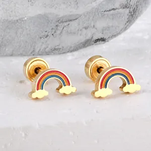 Dettaglio macro di orecchini ad arcobaleno colorato e nuvole su base dorata