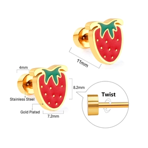 Dettaglio macro degli orecchini a fragola smaltati con dimensioni della chiusura a vite