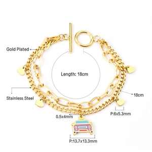 Détail du bracelet double couche en acier doré avec breloques cœur et pendentif voiture