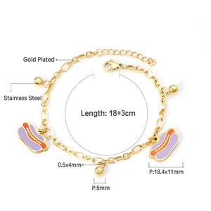Détail d'un bracelet en acier inoxydable doré avec des breloques hot-dog en émail violet