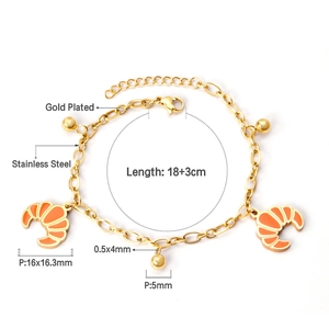 Détail du bracelet en acier inoxydable plaqué or 18 carats avec breloques croissants orange
