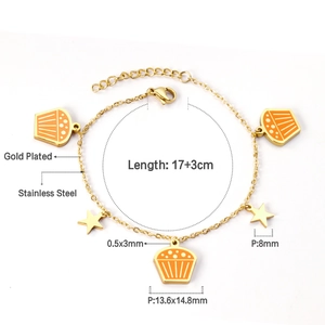 Détail du bracelet plaqué or 18k avec pendentifs cupcakes orange et petites étoiles