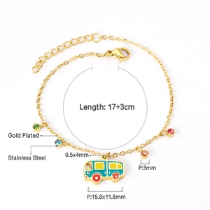 Détail du bracelet en acier inoxydable doré avec bus dessin animé et zircons