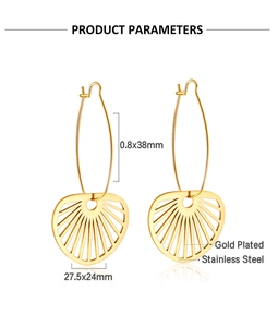 Detalle de pendientes de abanico en acero inoxidable dorado con medidas del producto