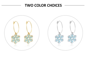 Comparación detallada de aretes de aro con copos de nieve dorados y plateados con esmalte