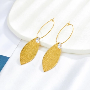Pendientes de hoja dorada con grabado floral y circón en gota sobre piedra blanca