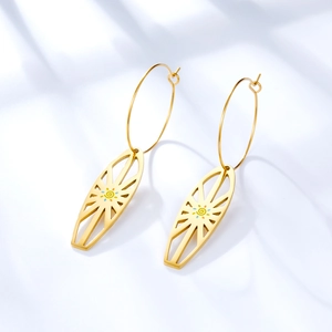 Pendientes dorados con colgante ovalado calado y patrón solar azul y amarillo para mujer