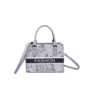 Borsa tote grigia ricamata con cinturino logo Fashion e manici in pelle donna
