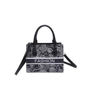 Grand cabas brodé noir et blanc avec sangle fashion et bandoulière amovible élégante