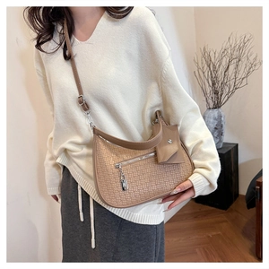 Details der khakifarbene Web-Sichelform-Tasche mit verstellbarem Gurt und Etui