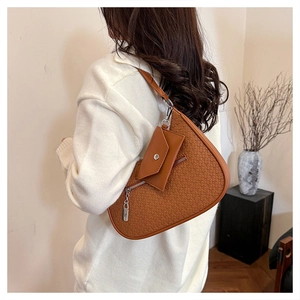 Detailansicht der braunen Web-Hobo-Tasche mit passendem Beutel und Metallzipper