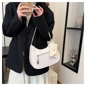 Detail der weißen gewebten Hobo-Tasche mit Wabenstruktur und passendem Beutel