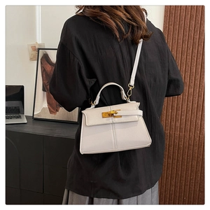 Borsa a tracolla moderna in morbida pelle a trapezio vista da dietro su modella