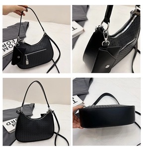 Detailansicht schwarze geflochtene Tasche mit Beutel und silbernen Beschlägen