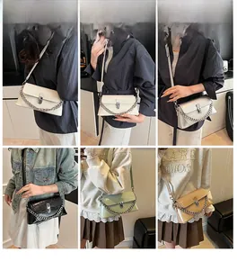 Vues détaillées de sacs à bandoulière en cinq couleurs portés avec des tenues quotidiennes
