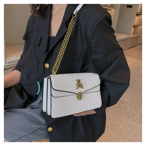 Détail du sac bandoulière blanc à motif croco avec fermoir abeille doré et chaîne