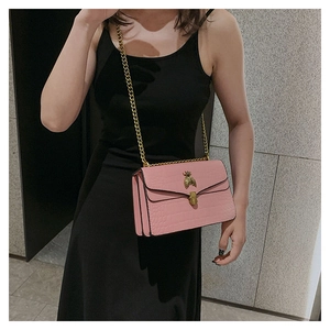 Sac bandoulière rose effet crocodile avec fermoir abeille doré et bandoulière chaîne